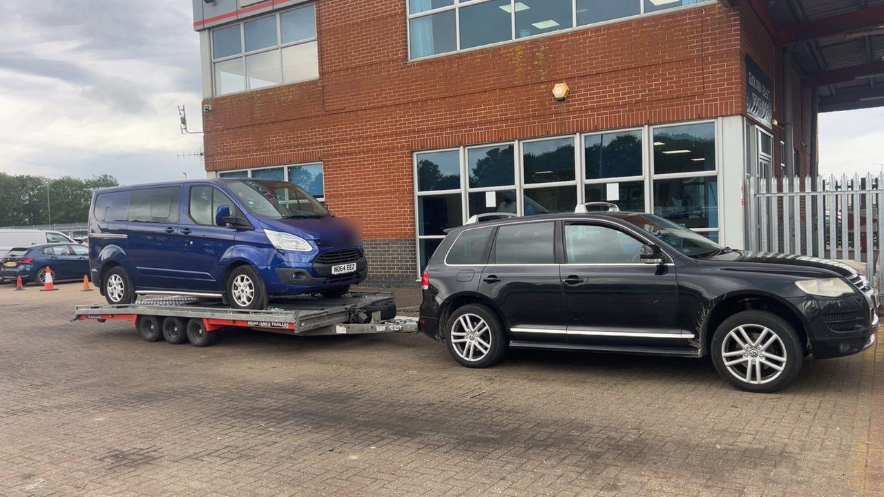 Blue Ford Tourneo on the trailer